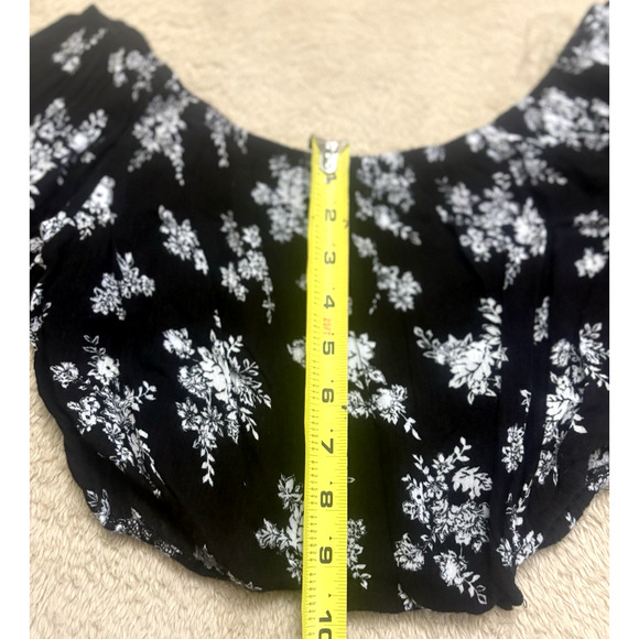 Full Tilt Bell Sleeve Black Top White Flowers Women’s Crop Size L - Picture 8 of 8